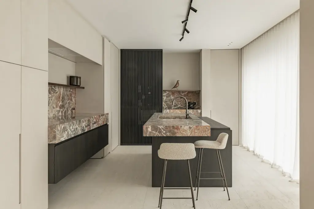 Keuken met eiland in marmer en donker eiken met barkrukken, Kijkwoning in Erpe-Mere, interieur Laura Calleeuw