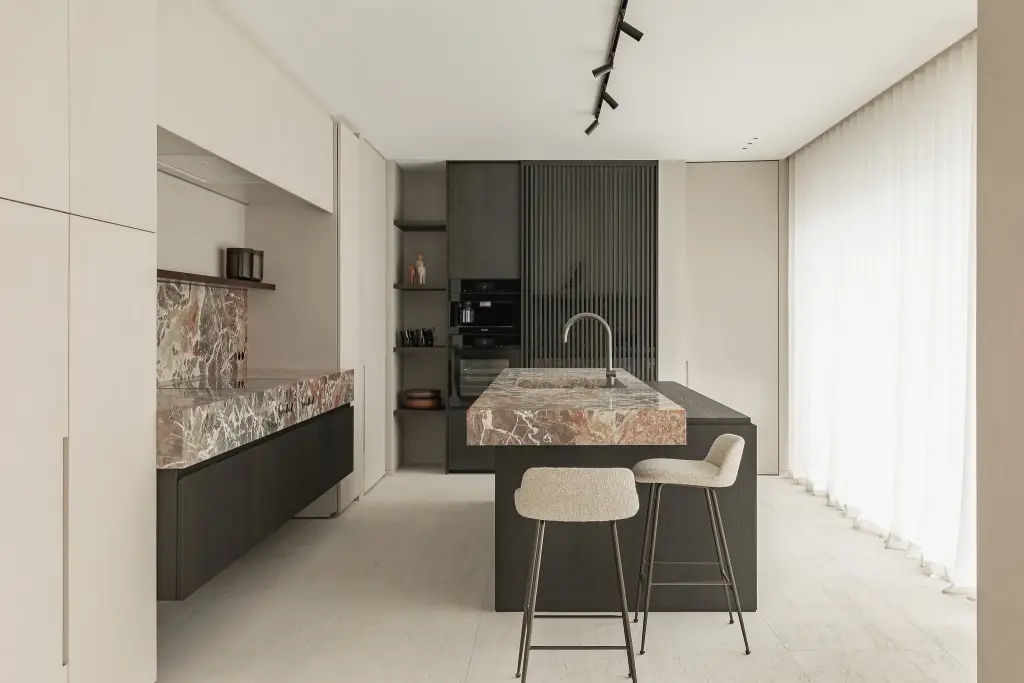 Keuken met eiland in marmer en donker eiken met barkrukken, Kijkwoning in Erpe-Mere, interieur Laura Calleeuw