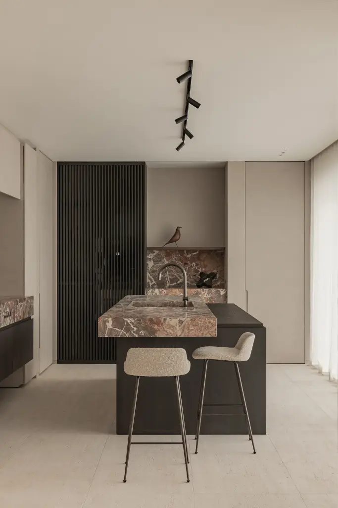 Keuken met eiland in marmer en donker eiken met barkrukken, Kijkwoning in Erpe-Mere, interieur Laura Calleeuw