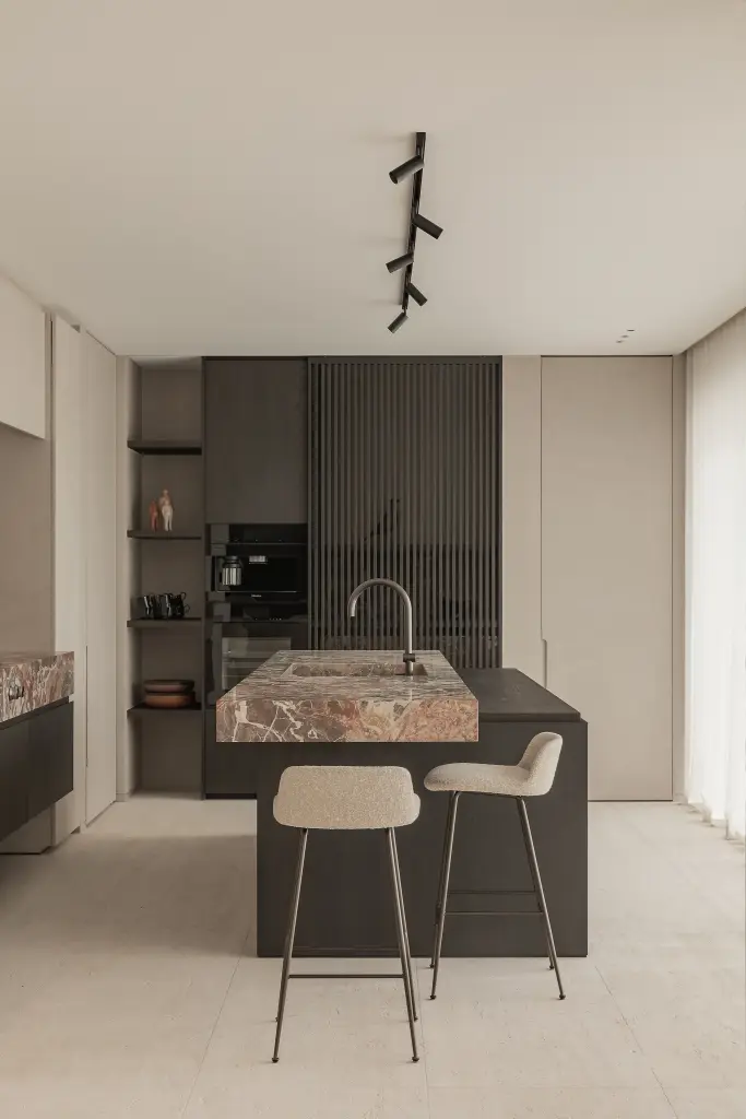 Keuken met eiland in marmer en donker eiken met barkrukken, Kijkwoning in Erpe-Mere, interieur Laura Calleeuw