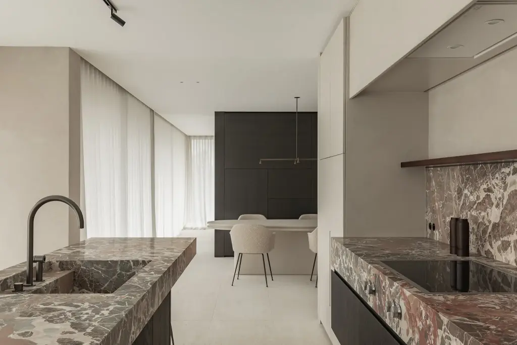 Keukeneiland met marmeren spoelbak en gebogen zwarte kraan, Kijkwoning in Erpe-Mere, interieur Laura Calleeuw