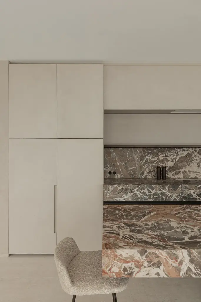 Keuken met hoge kasten en marmeren nis met wandkraan, Kijkwoning in Erpe-Mere, interieur Laura Calleeuw