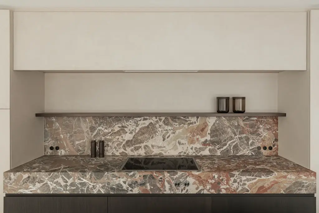 Keuken met kookplaat, marmeren spatwand en wandplank, Kijkwoning in Erpe-Mere, interieur Laura Calleeuw