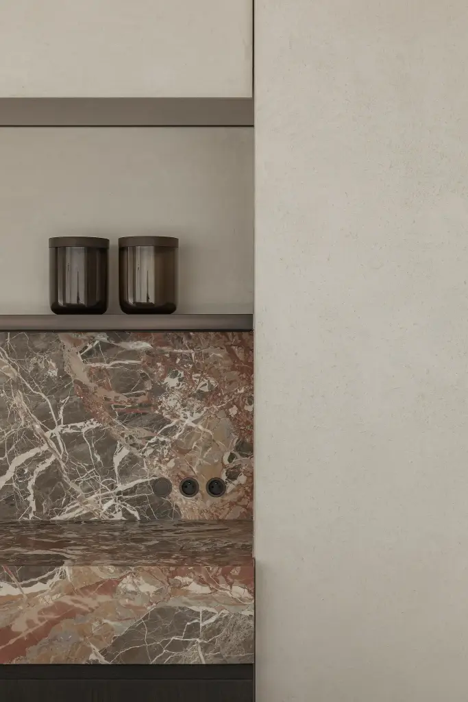 Keuken met kookplaat, marmeren spatwand en wandplank, Kijkwoning in Erpe-Mere, interieur Laura Calleeuw