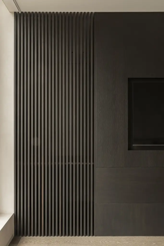 Lamellenwand in donker eiken met verdoken televisie, Kijkwoning in Erpe-Mere, interieur Laura Calleeuw