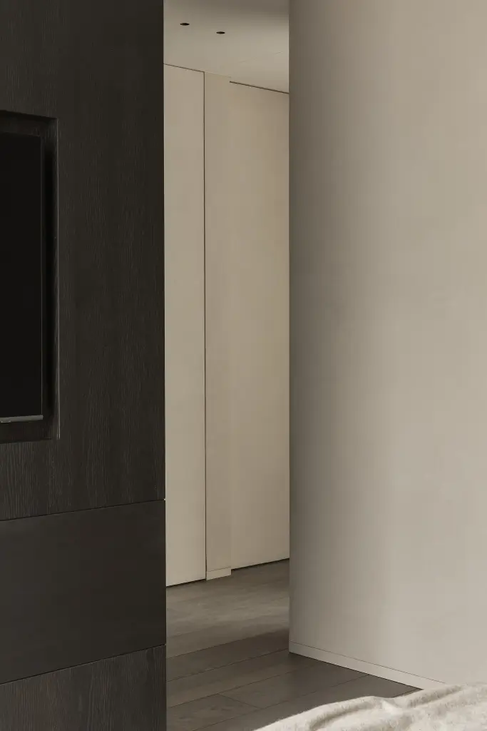 Lamellenwand in donker eiken met verdoken televisie, Kijkwoning in Erpe-Mere, interieur Laura Calleeuw