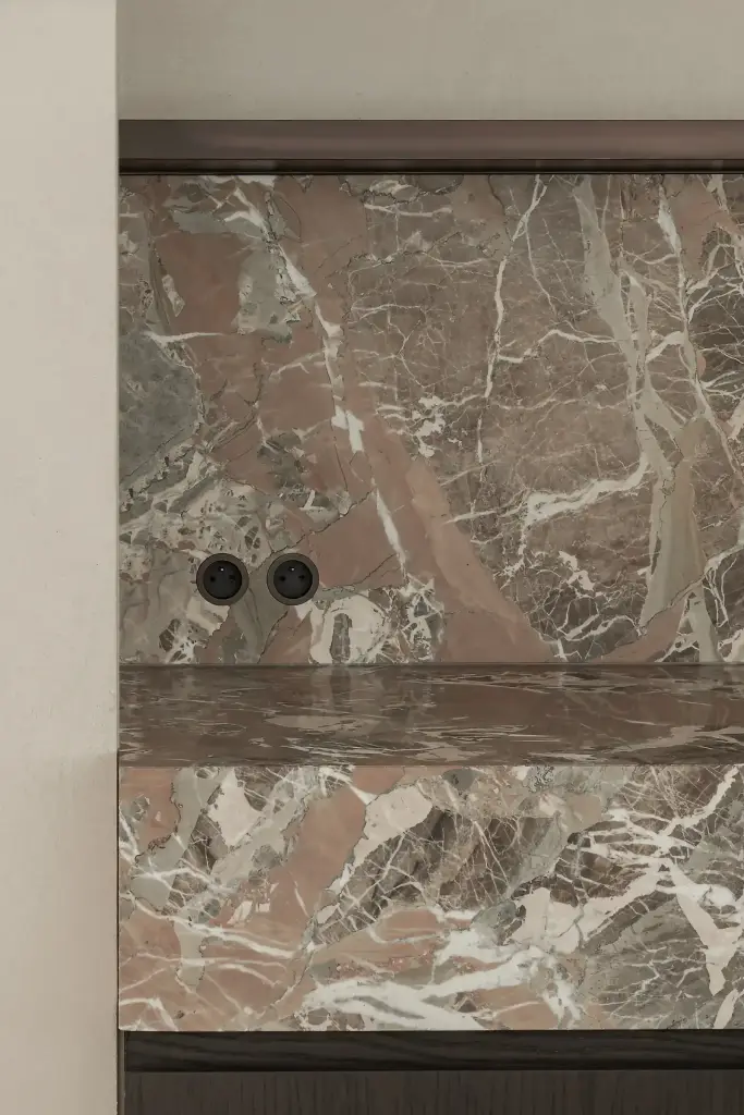 Marmeren werkblad en spatwand met stopcontacten, Kijkwoning in Erpe-Mere, interieur Laura Calleeuw