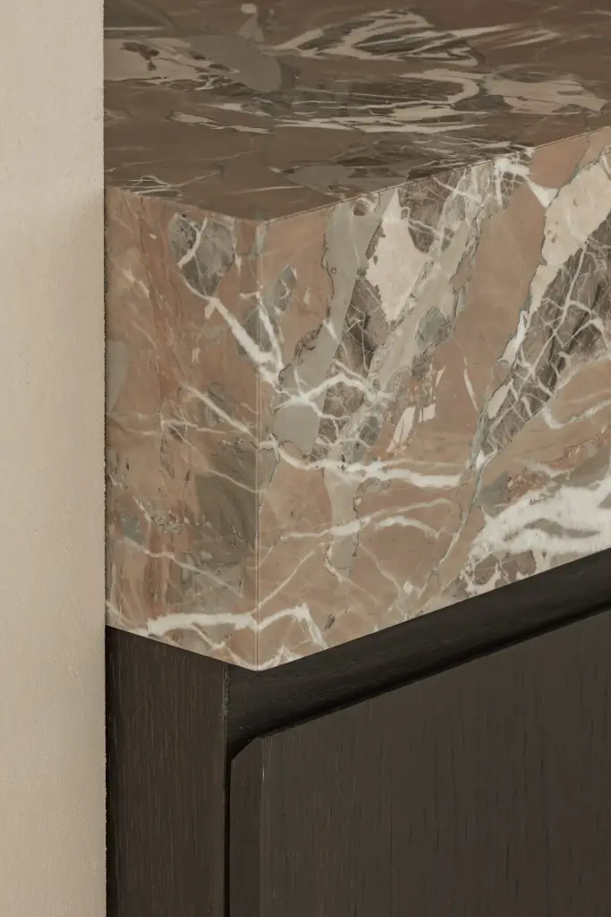 Marmeren werkblad en spatwand met stopcontacten, Kijkwoning in Erpe-Mere, interieur Laura Calleeuw