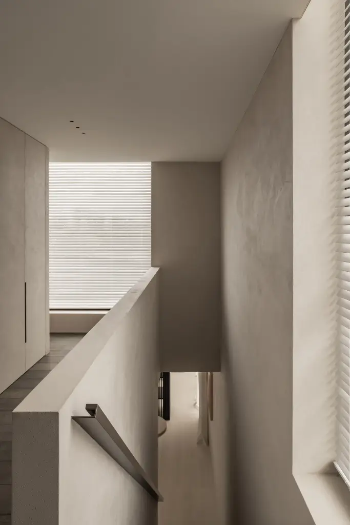Overloop met kastenwand, trapleuning en raam met jaloezie, Kijkwoning in Erpe-Mere, interieur Laura Calleeuw