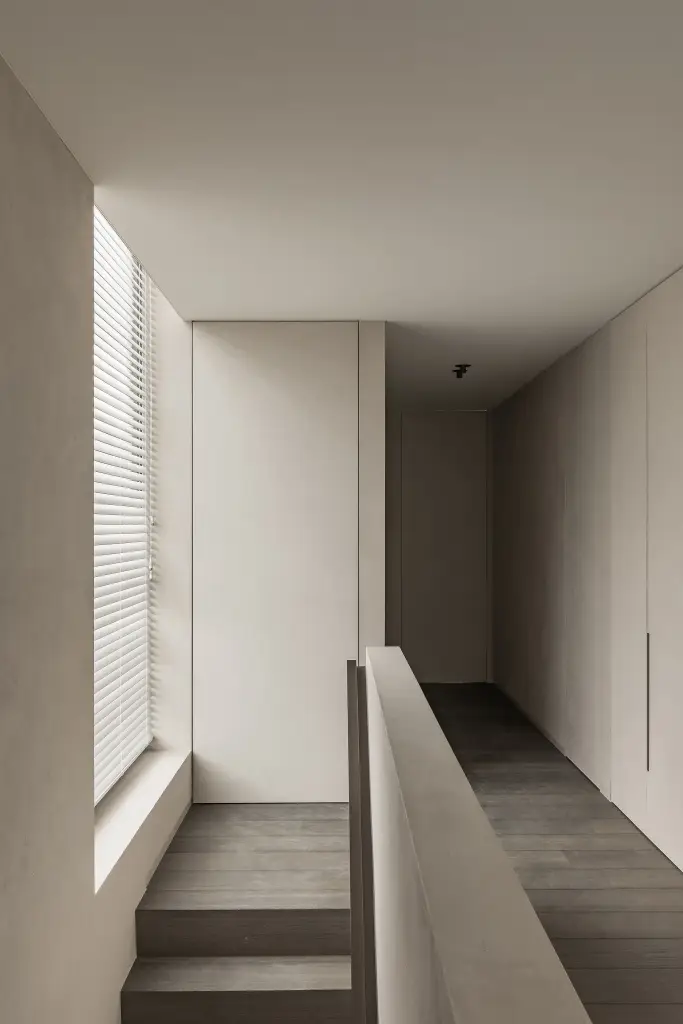 Overloop met kastenwand, trapleuning en raam met jaloezie, Kijkwoning in Erpe-Mere, interieur Laura Calleeuw