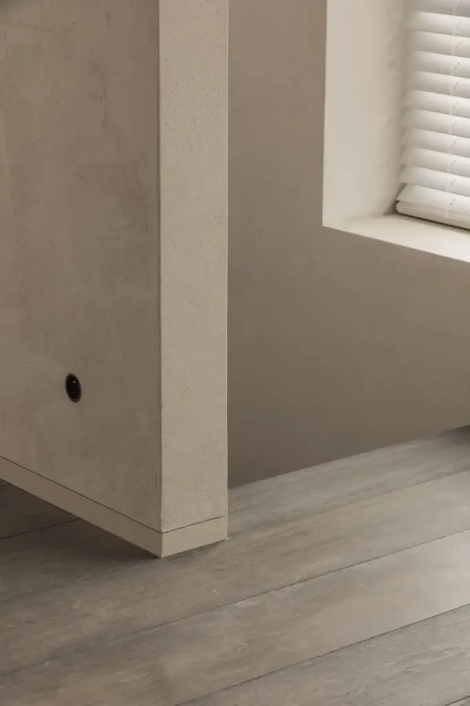 Overloop met kastenwand, trapleuning en raam met jaloezie, Kijkwoning in Erpe-Mere, interieur Laura Calleeuw