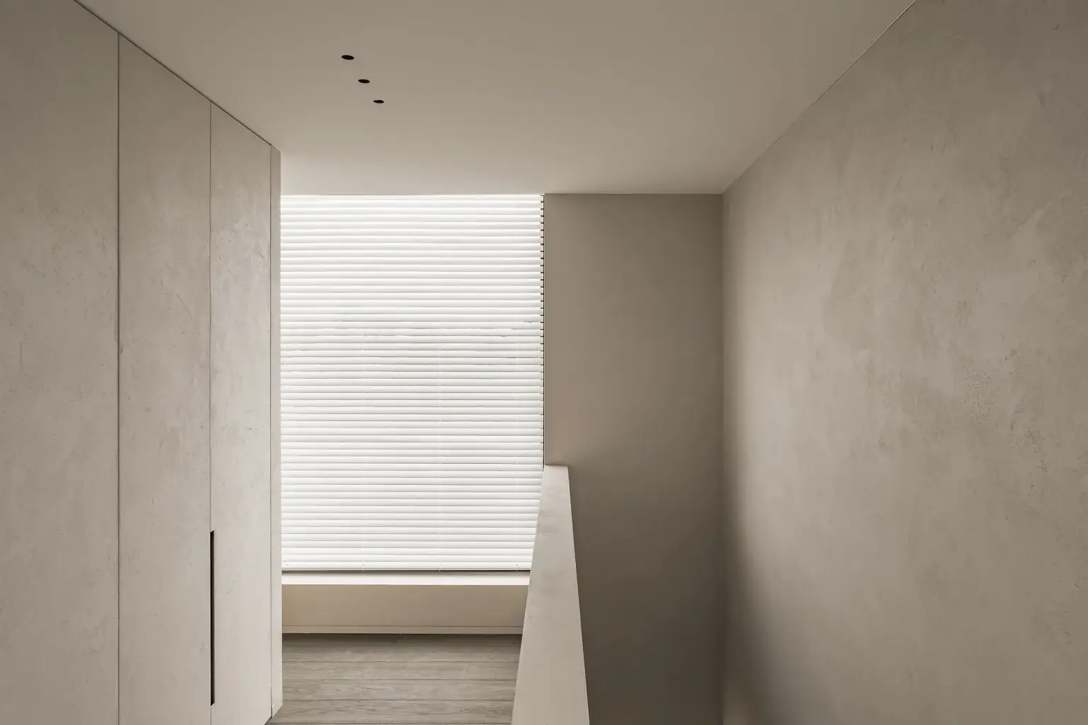Overloop met kastenwand, trapleuning en raam met jaloezie, Kijkwoning in Erpe-Mere, interieur Laura Calleeuw