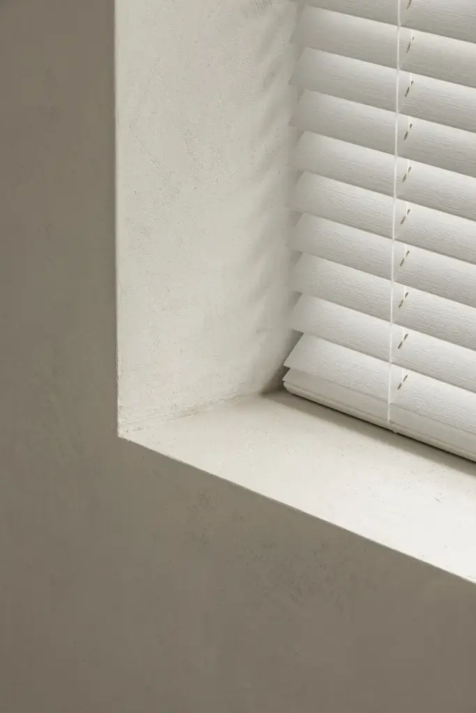 Raamnis met witte jaloezie in microcement, Kijkwoning in Erpe-Mere, interieur Laura Calleeuw