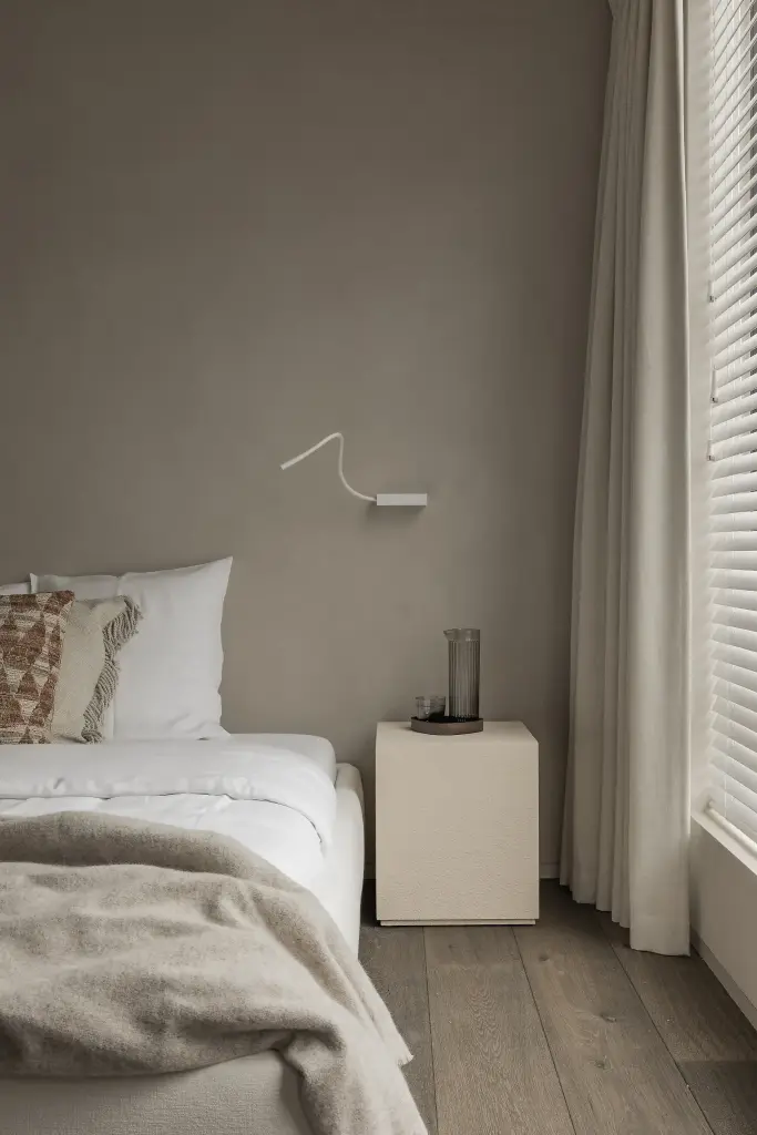 Slaapkamer met bed, wandlamp en lang gordijn, Kijkwoning in Erpe-Mere, interieur Laura Calleeuw