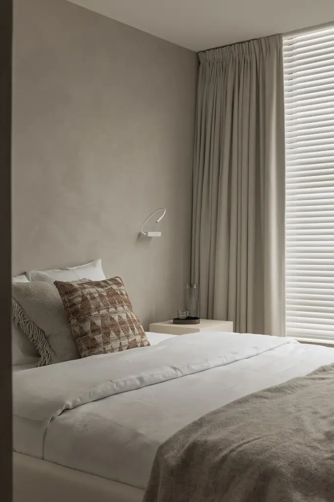 Slaapkamer met bed, wandlamp en lang gordijn, Kijkwoning in Erpe-Mere, interieur Laura Calleeuw