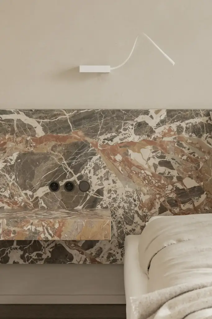 Slaapkamer met marmeren hoofdbord en zwevende nachtkastjes, Kijkwoning in Erpe-Mere, interieur Laura Calleeuw