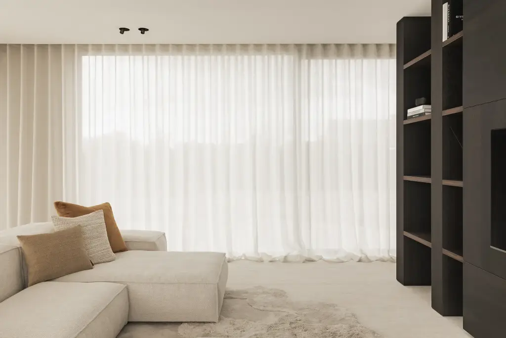 Televisiemeubel in donker eiken met open vakken en zichtbare boeken, Kijkwoning in Erpe-Mere, interieur Laura Calleeuw