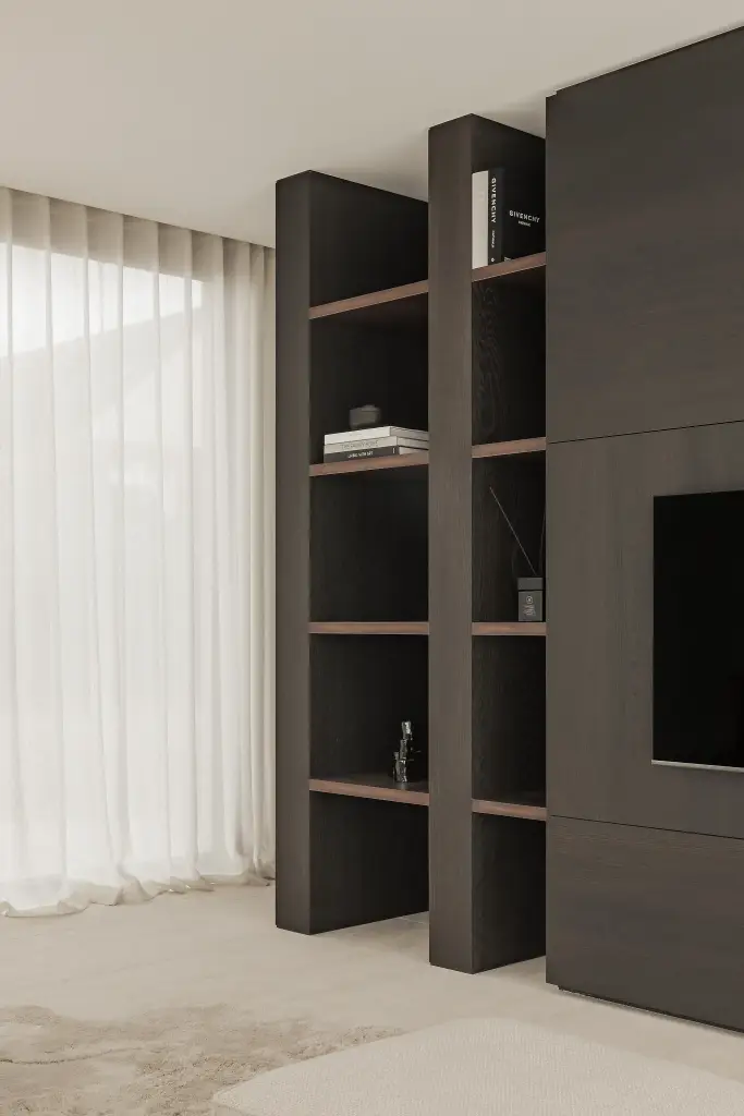 Televisiemeubel in donker eiken met open vakken en zichtbare boeken, Kijkwoning in Erpe-Mere, interieur Laura Calleeuw