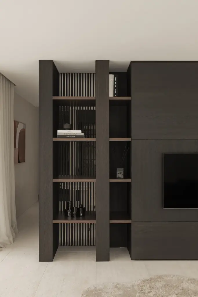 Televisiemeubel in donker eiken met open vakken en zichtbare boeken, Kijkwoning in Erpe-Mere, interieur Laura Calleeuw
