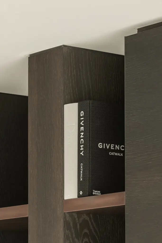 Televisiemeubel in donker eiken met open vakken en zichtbare boeken, Kijkwoning in Erpe-Mere, interieur Laura Calleeuw