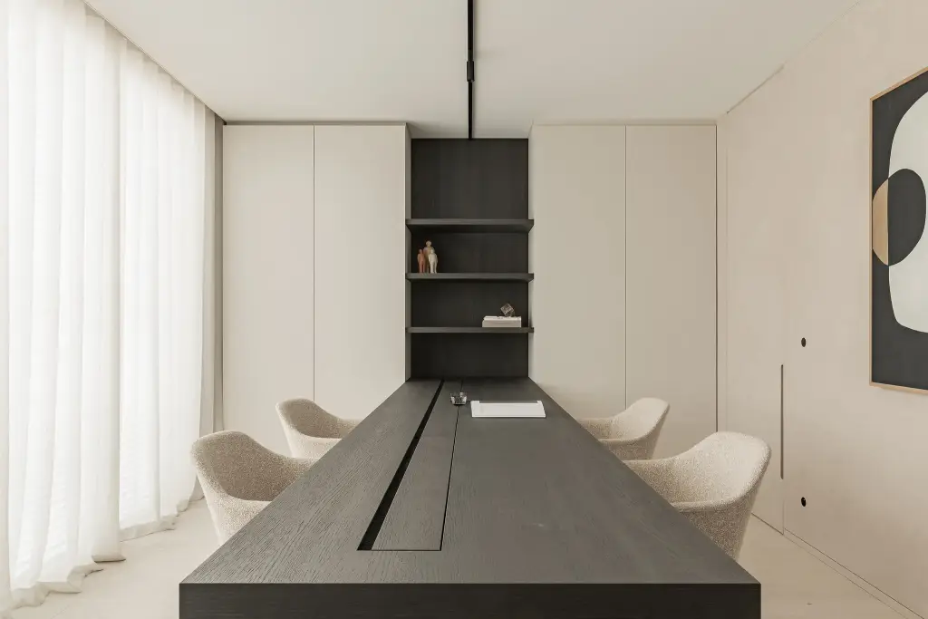Vergadertafel in donker eiken met bouclé stoelen en abstract schilderij, Kijkwoning in Erpe-Mere, interieur Laura Calleeuw