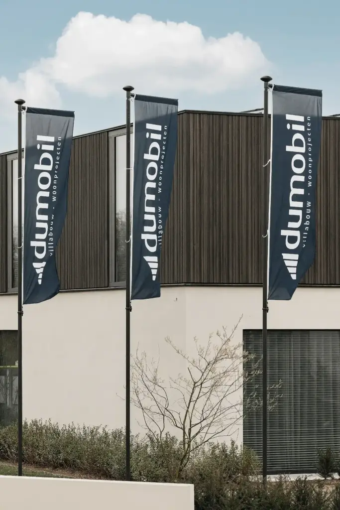 Drie vlaggen voor de gevel met houten bekleding en lichte crepi, Kijkwoning in Erpe-Mere, interieur Laura Calleeuw