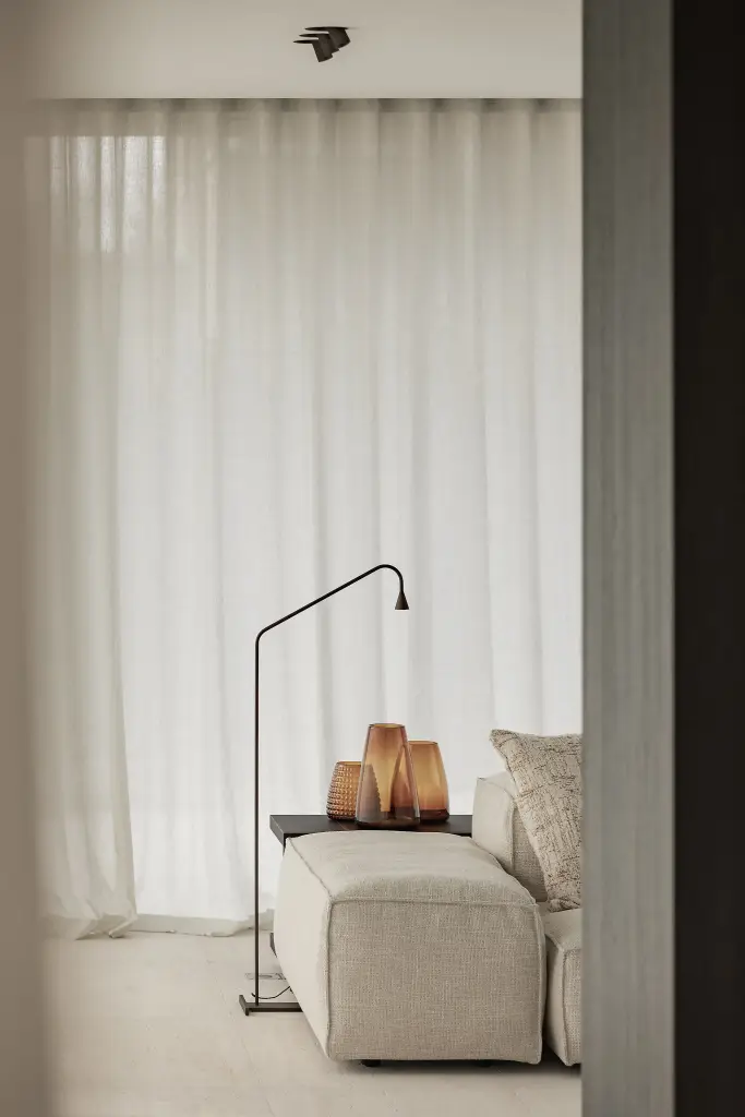 Zithoek met modulaire hoekzetel, leeslamp en linnen gordijnen, Kijkwoning in Erpe-Mere, interieur Laura Calleeuw