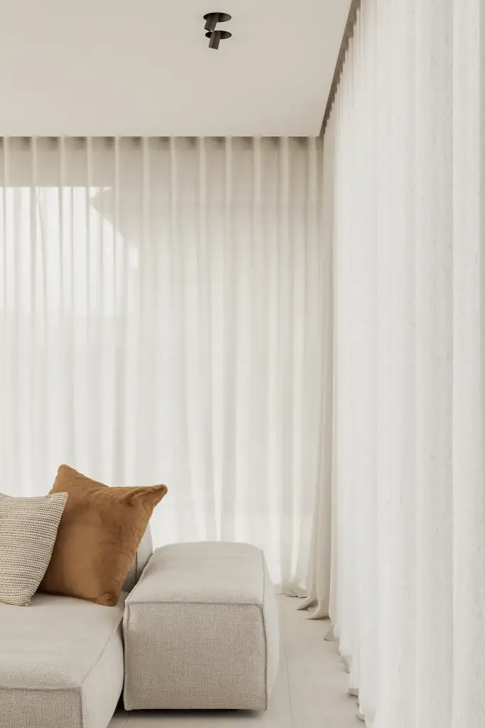 Zithoek met modulaire hoekzetel, leeslamp en linnen gordijnen, Kijkwoning in Erpe-Mere, interieur Laura Calleeuw