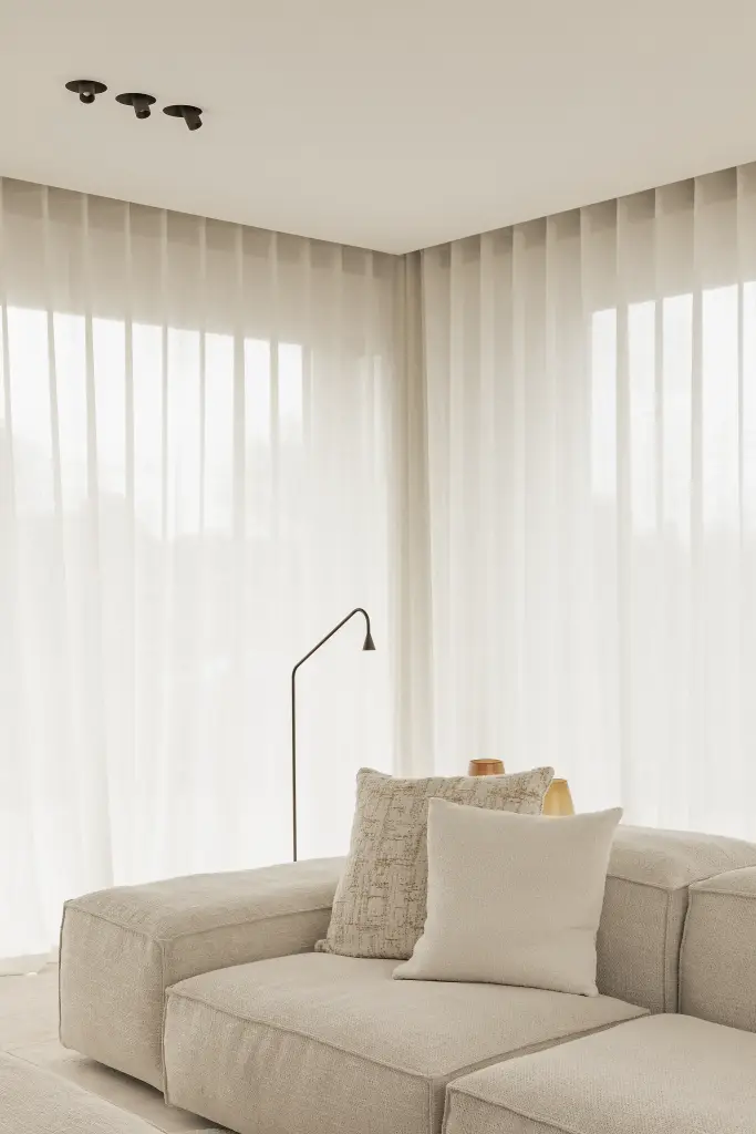 Zithoek met modulaire hoekzetel, leeslamp en linnen gordijnen, Kijkwoning in Erpe-Mere, interieur Laura Calleeuw