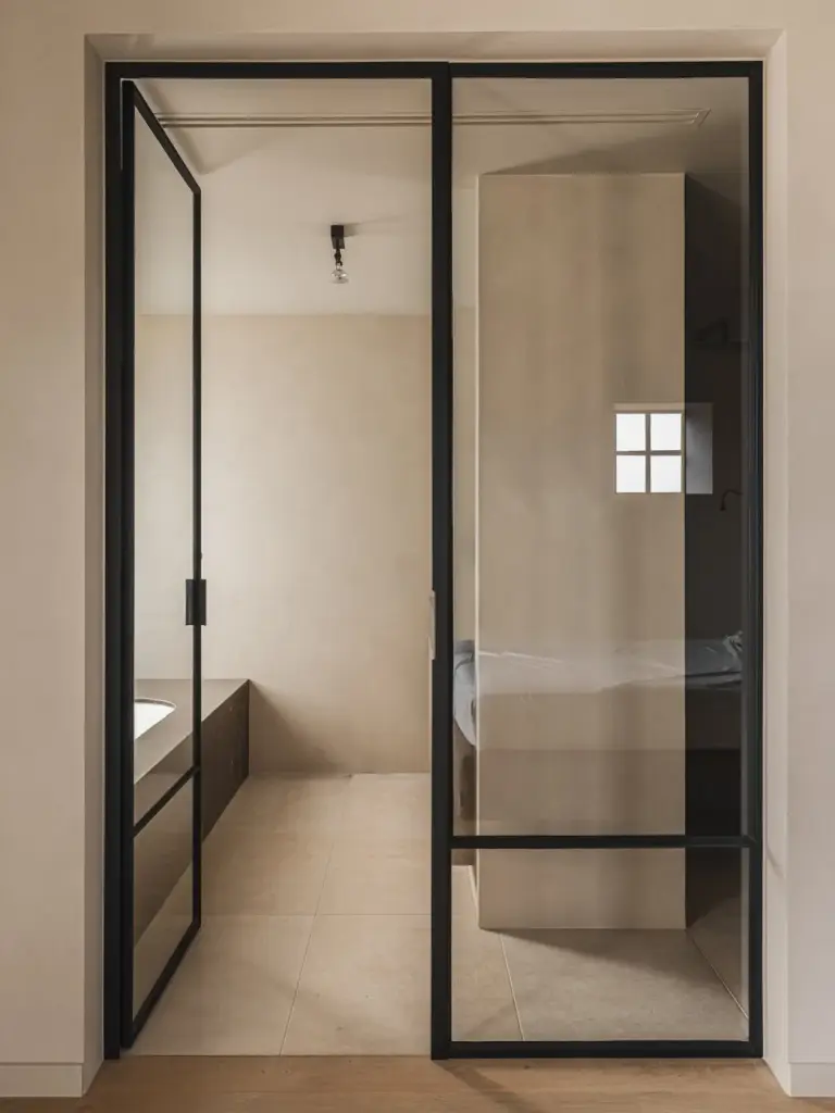 Badkamer met stalen glasdeur en inbouwbad in natuursteen-omkasting, Landelijke woning in Torhout, interieur Laura Calleeuw