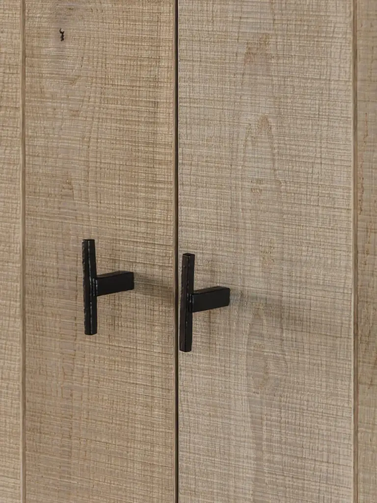 Eikenhouten kastdeuren met gezaagd oppervlak en zwarte T-grepen, Landelijke woning in Torhout, interieur Laura Calleeuw