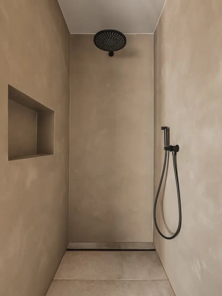 Inloopdouche in kalkpleister met regendouche, inbouwnis en zwarte handdouche, Landelijke woning in Torhout, interieur Laura Calleeuw