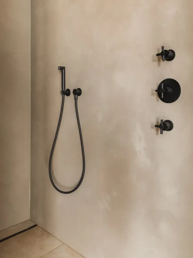 Inloopdouche in kalkpleister met regendouche, inbouwnis en zwarte handdouche, Landelijke woning in Torhout, interieur Laura Calleeuw