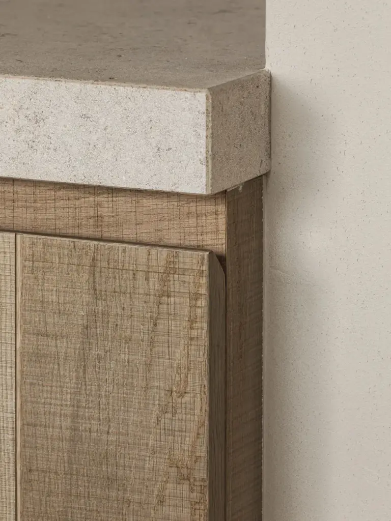 Hoek van het natuurstenen blad op een eikenhouten kolom, Landelijke woning in Torhout, interieur Laura Calleeuw
