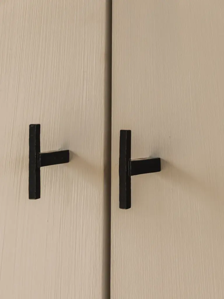 Witte kastdeuren met zwarte T-grepen, Landelijke woning in Torhout, interieur Laura Calleeuw