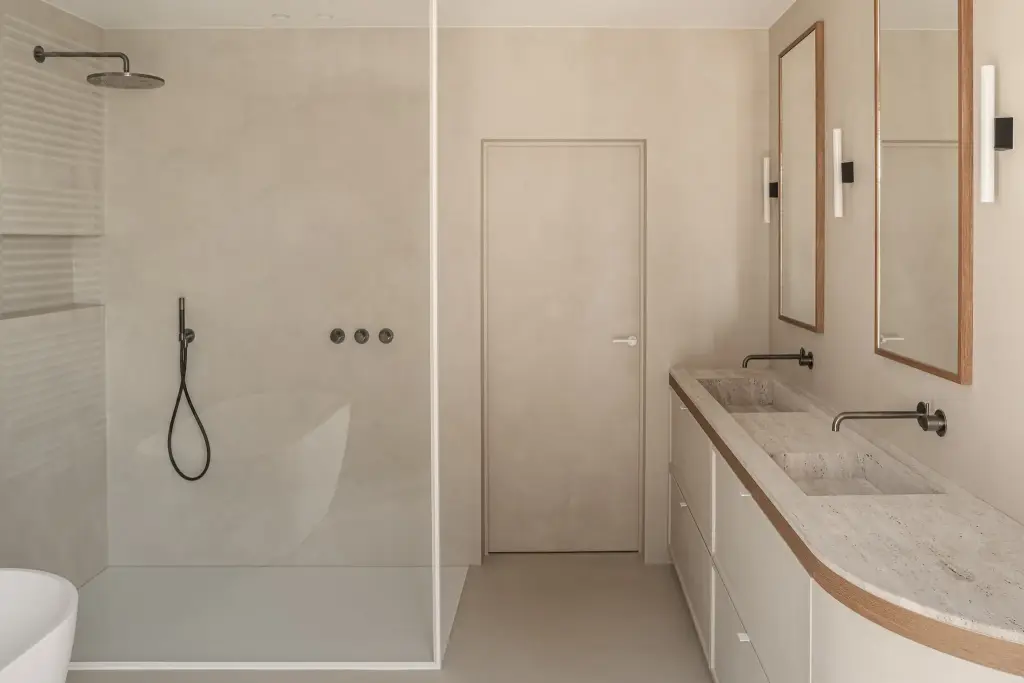 Badkamer met inloopdouche achter glas, gebogen wastafelmeubel met eikenhouten rand en twee spiegels in eiken lijst, Herenhuis in Roeselare, interieur Laura Calleeuw