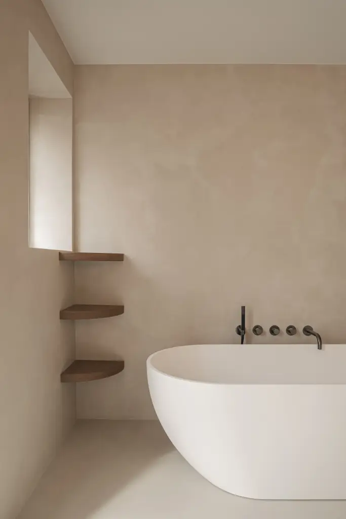 Badkamer met vrijstaand bad, eikenhouten hoekplanken en een raam, Herenhuis in Roeselare, interieur Laura Calleeuw