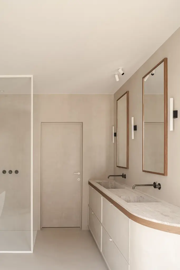 Badkamer met gebogen wastafelmeubel, douche, vlakke deur en twee spiegels, Herenhuis in Roeselare, interieur Laura Calleeuw