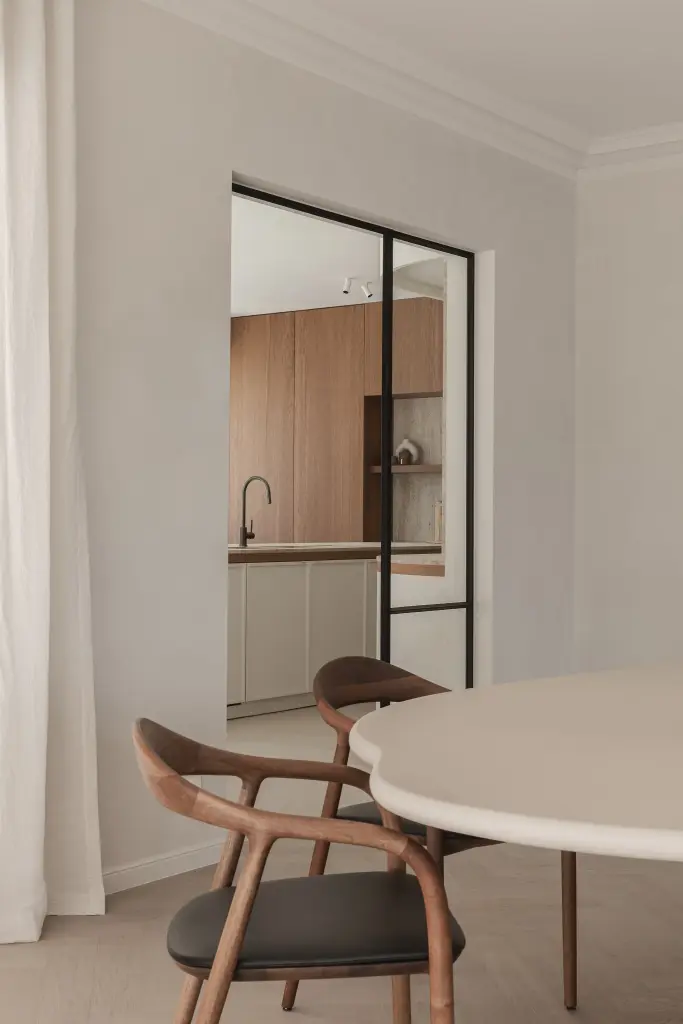 Doorkijk door een stalen glasdeur naar de keuken vanuit de eetkamer, Herenhuis in Roeselare, interieur Laura Calleeuw