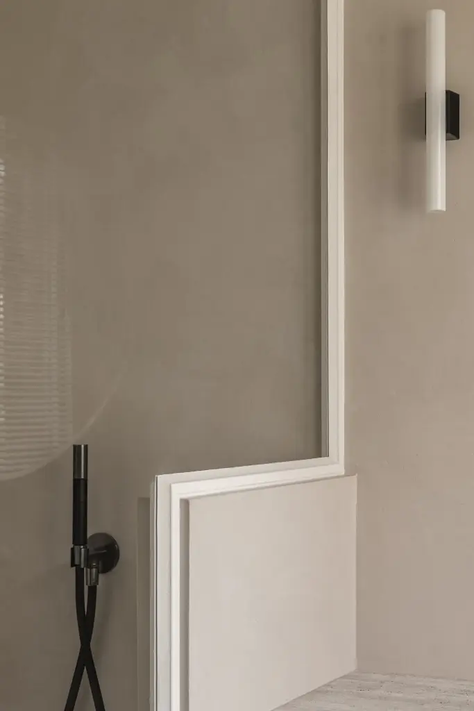 Handdouche en wandlamp bij de douchehoek, Herenhuis in Roeselare, interieur Laura Calleeuw