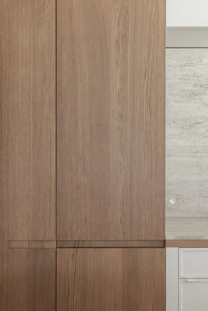 Eikenhouten kolom met ingefreesde greep, Herenhuis in Roeselare, interieur Laura Calleeuw