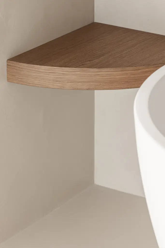 Eikenhouten hoekplank naast het vrijstaande bad, Herenhuis in Roeselare, interieur Laura Calleeuw