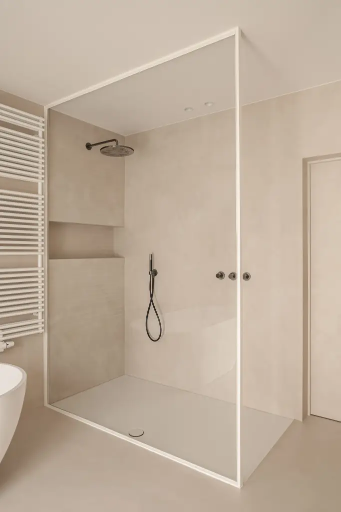 Inloopdouche met glaswand, regendouche, inbouwnis en een witte handdoekradiator, Herenhuis in Roeselare, interieur Laura Calleeuw