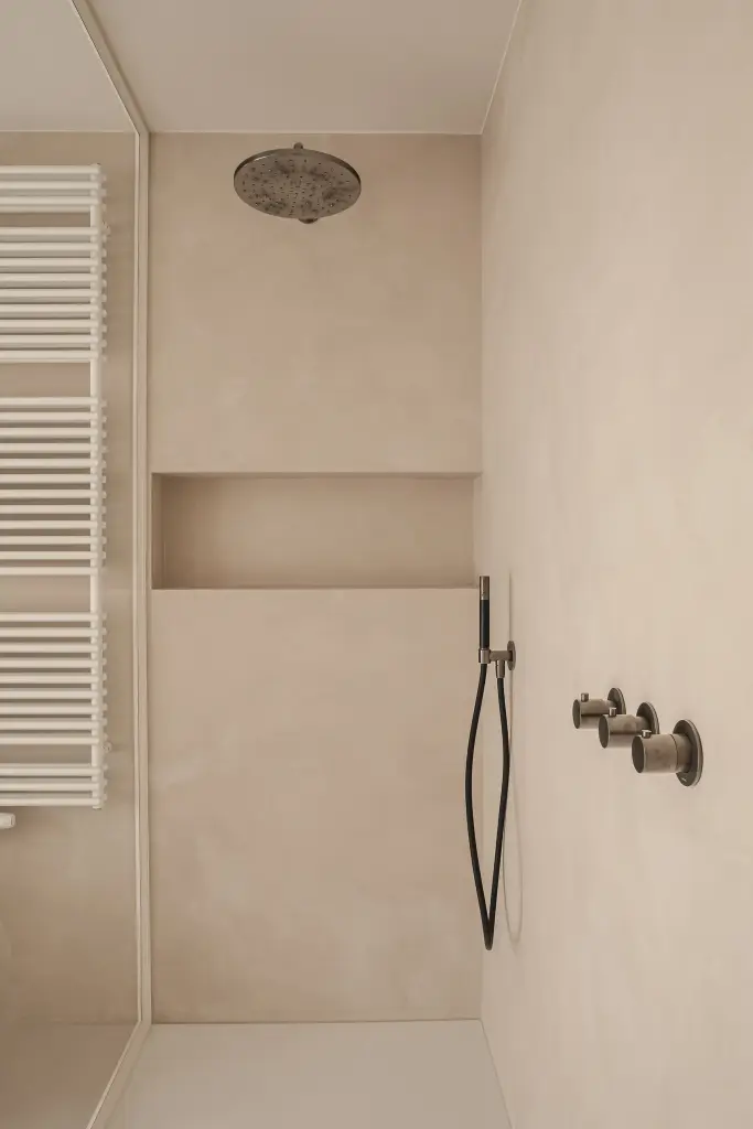 Inloopdouche met glaswand, regendouche, inbouwnis en een witte handdoekradiator, Herenhuis in Roeselare, interieur Laura Calleeuw