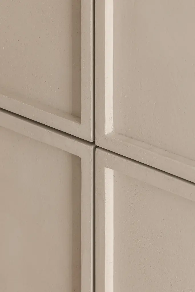Detail van ingelijste kastfronten in kalkpleister, Herenhuis in Roeselare, interieur Laura Calleeuw