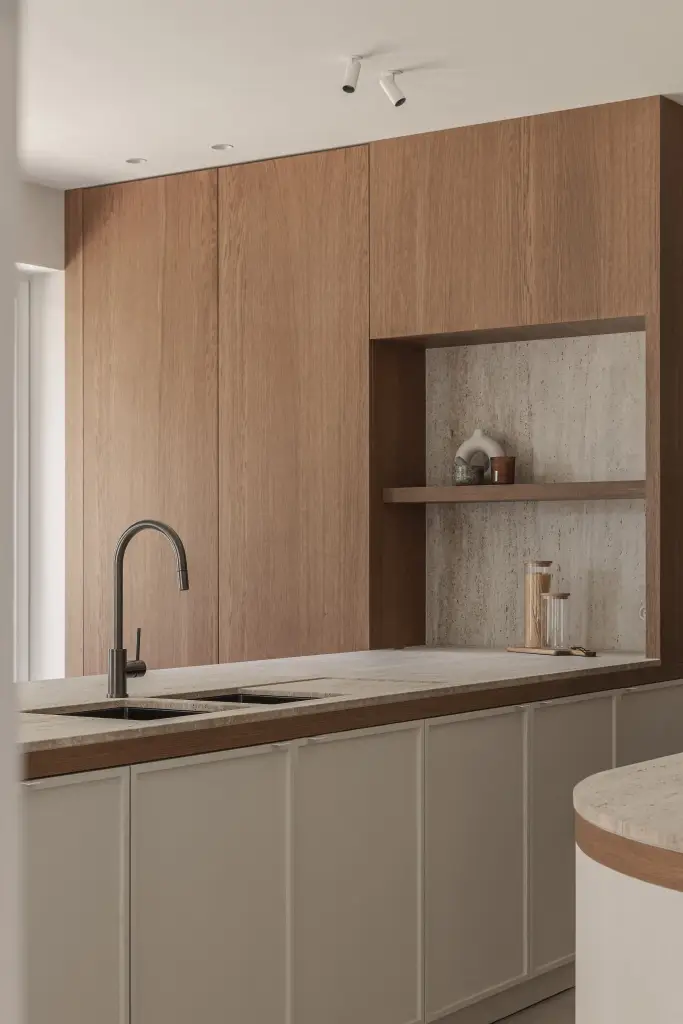 Keuken met eiken kast, nis met planken, dubbele spoelbak en kraan, Herenhuis in Roeselare, interieur Laura Calleeuw