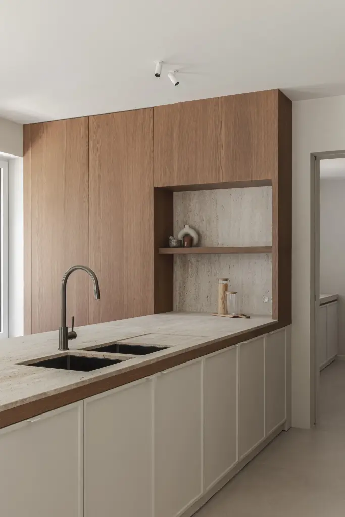 Keuken met eiken kast, nis met travertijnen achterwand, dubbele spoelbak en kraan, Herenhuis in Roeselare, interieur Laura Calleeuw