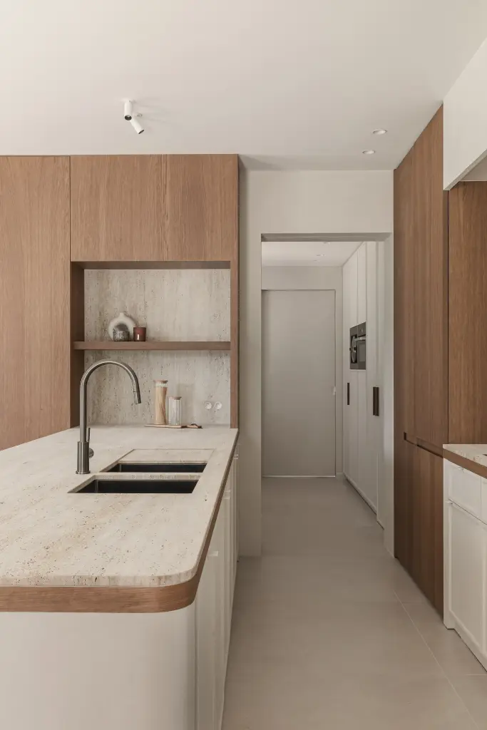 Keuken met kookeiland en spoelbak, eikenhouten kolom en doorkijk naar de gang, Herenhuis in Roeselare, interieur Laura Calleeuw