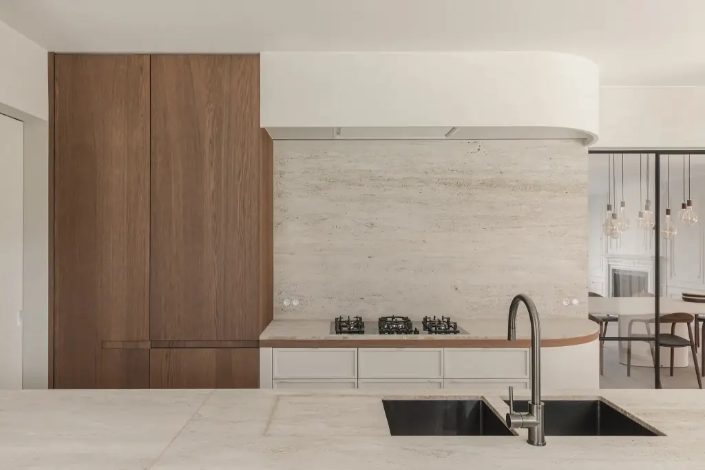 Keuken met gasfornuis, dubbele spoelbak, eikenhouten kolommen en doorkijk naar de eetkamer, Herenhuis in Roeselare, interieur Laura Calleeuw
