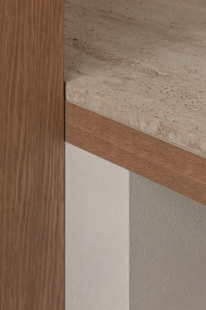 Nis met eikenhouten plank, vaas en glazen potten tegen een travertijnen wand, Herenhuis in Roeselare, interieur Laura Calleeuw